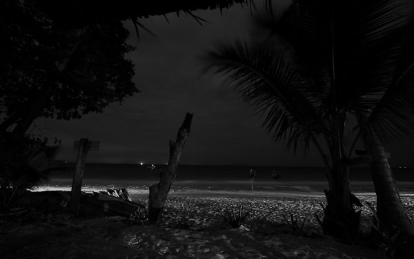 Темный пляж