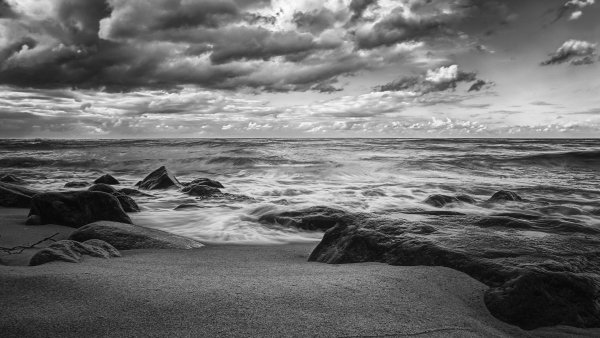 Черно белый пляж