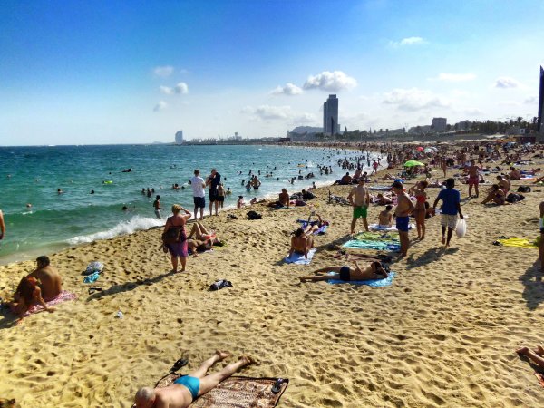 Барселона пляж фото прыгают четверо