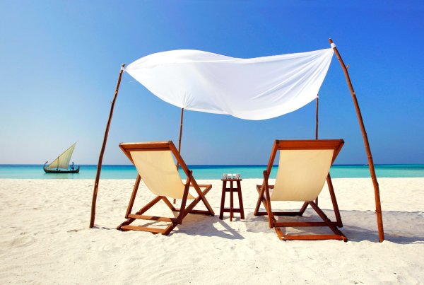 Красивый пляж с лежаками