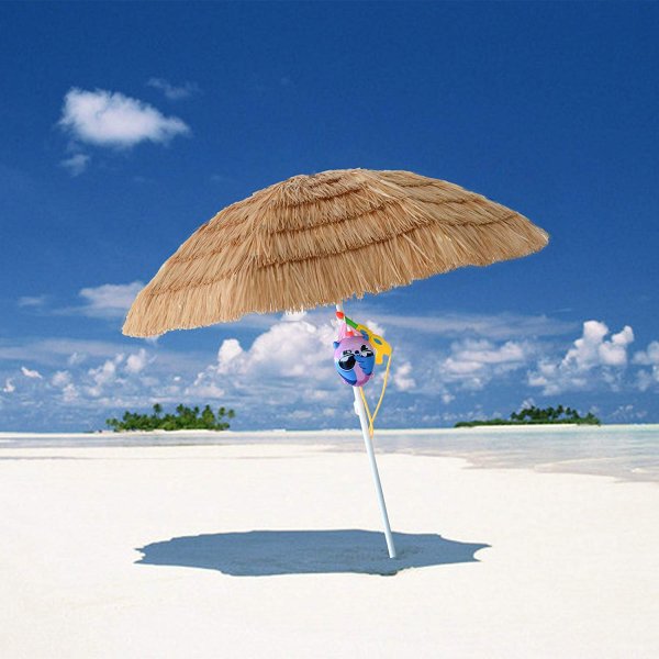 Соломенные зонтики на пляже