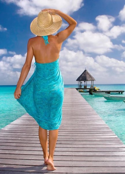 Девушка на берегу моря