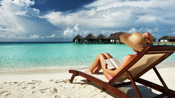 Девушка на шезлонге