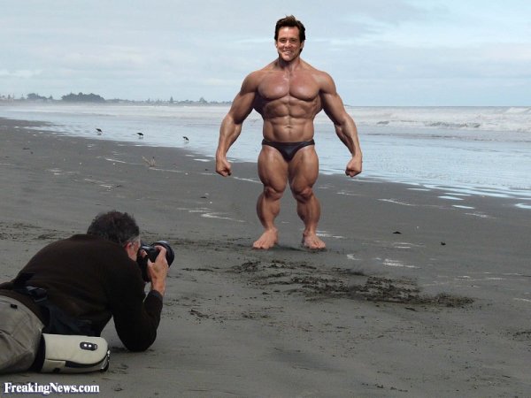 Бодибилдер на пляже