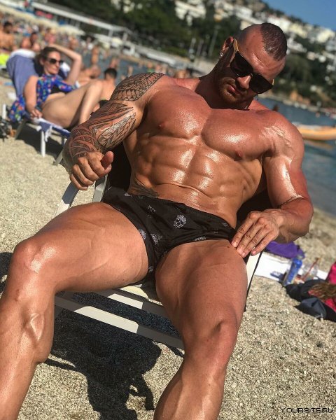 Бодибилдер на пляже