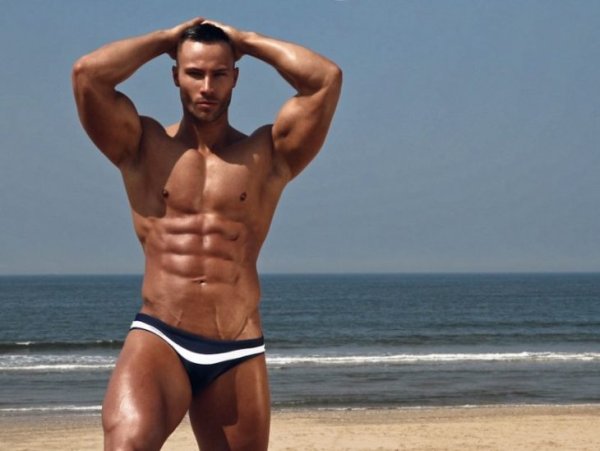 Загорелый парень