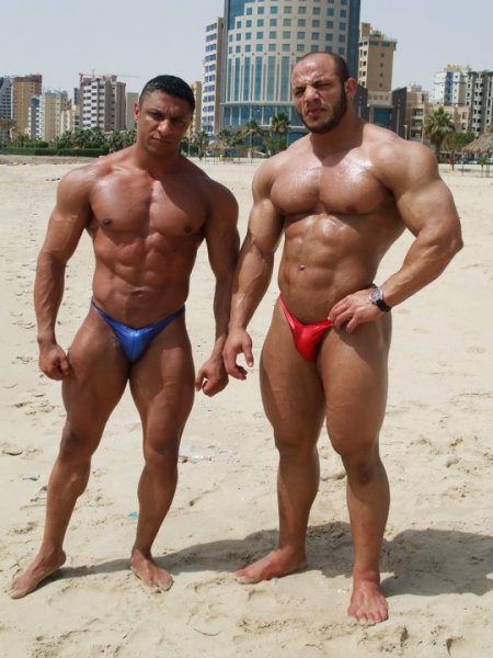 Культуристы на пляже