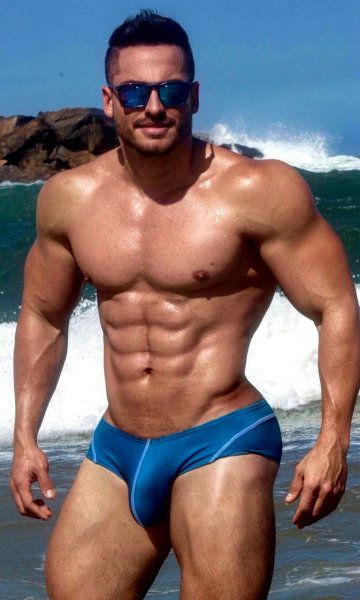 Мускулистый мужчина в плавках