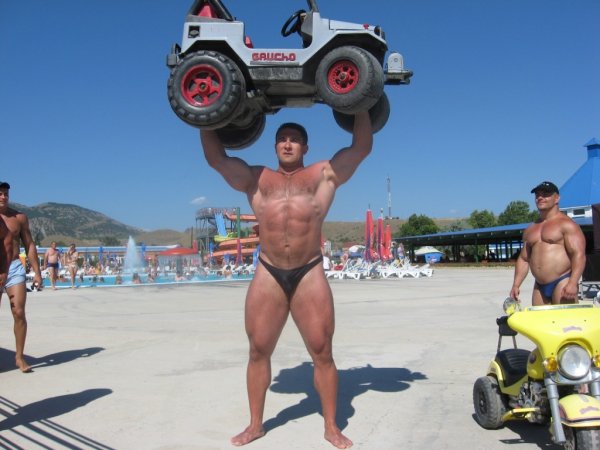 Бодибилдеры на пляже