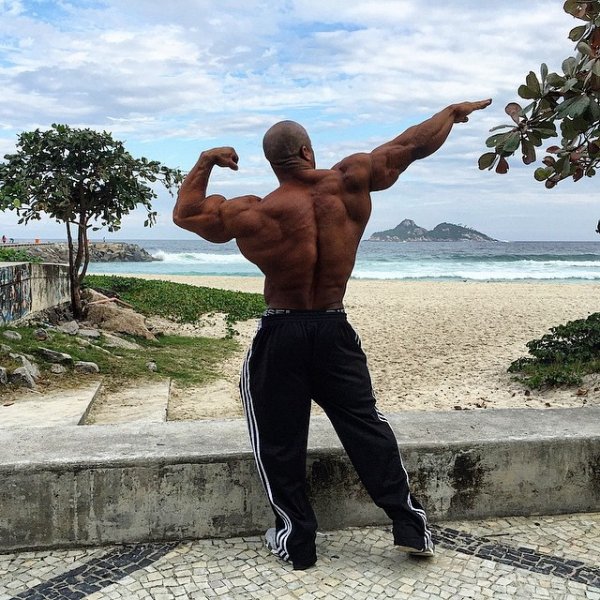 Бодибилдеры на улице