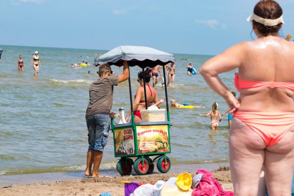 Отдыхающие на пляже Азовского моря