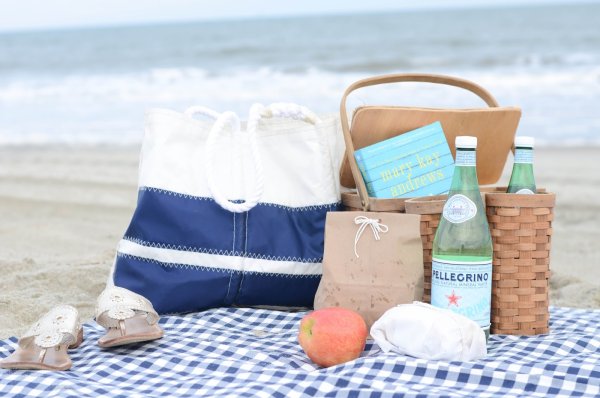 Пикник на галечном пляже