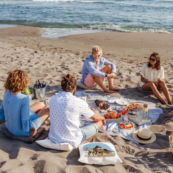 Семья на пикнике на море