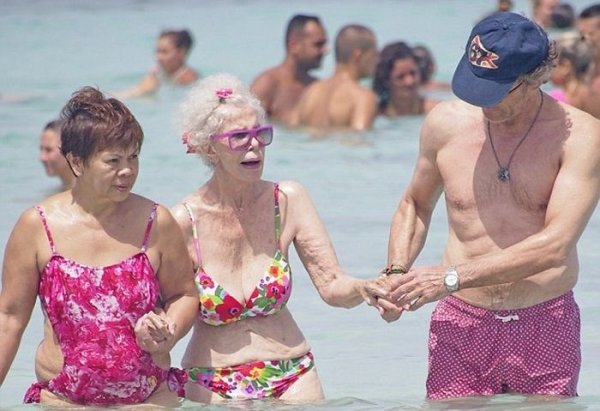 Герцогиня Альба и Альфонсо на пляже