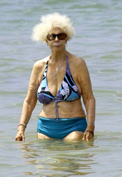 Герцогиня Альба в бикини