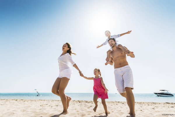 Семья на пляже