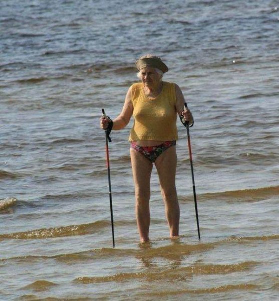 Бабка на море
