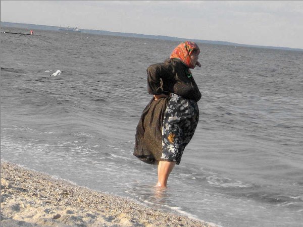 Пожилая женщина на берегу моря