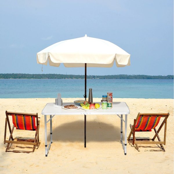 Столик на пляже