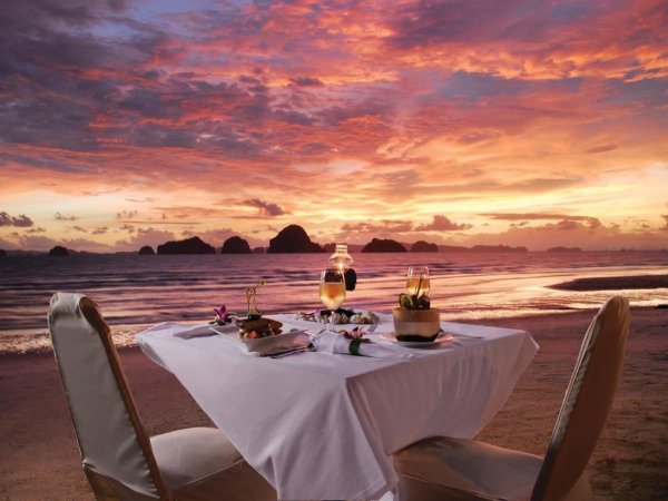 Романтический вечер на берегу моря