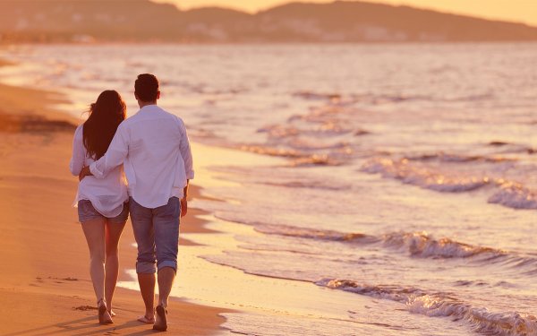 Влюбленная парочка на берегу моря