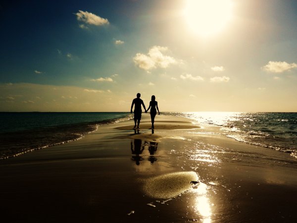 Двое на берегу моря