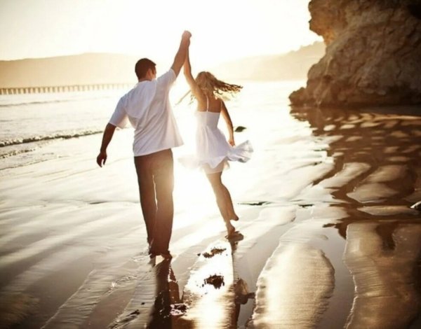 Мужчина и женщина на море