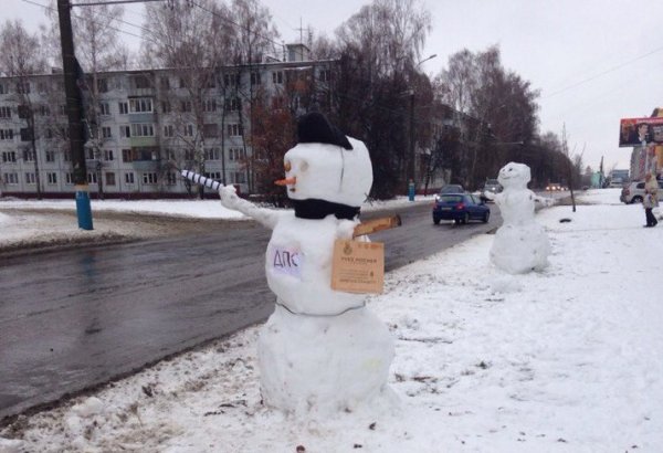 Прикольный Снеговик во дворе