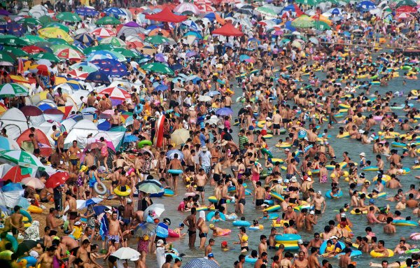 Много людей на пляже