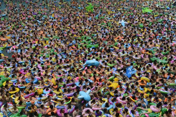 Много народу на пляже