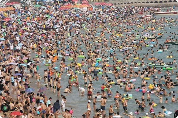 Куча людей на пляже