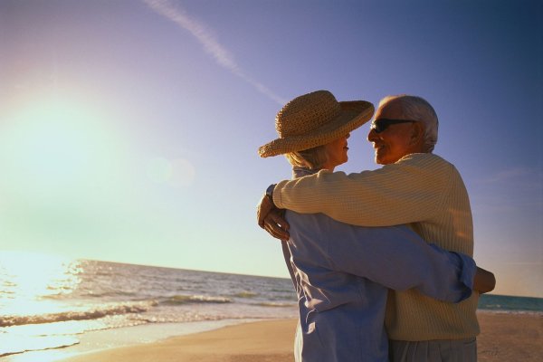 Пожилые люди на море