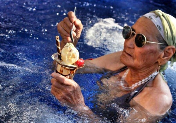 Старушки в бассейне