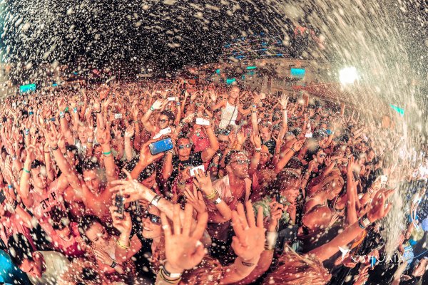 Тусовка на пляже