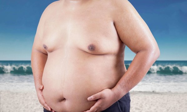 Толстяк на пляже пузо