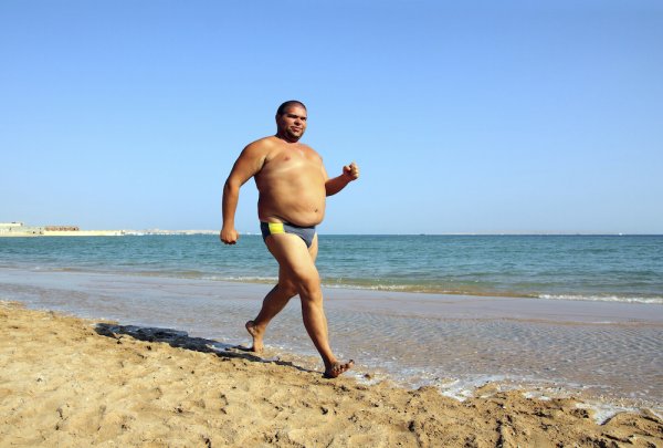 Полный мужчина на море