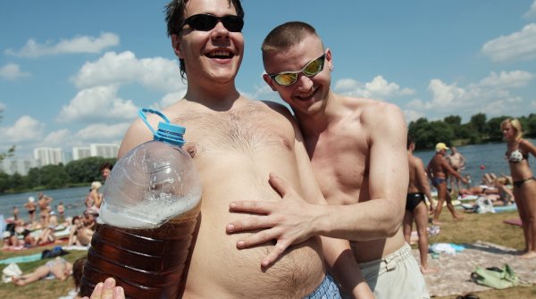 Мужчина с пивом на пляже