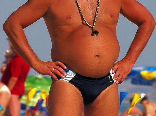 Толстый мужик в плавких