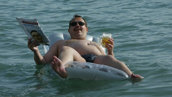 Толстый человек на пляже