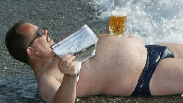 Мужик с пивом на пляже