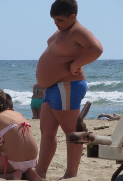 Мальчик с толстым животом