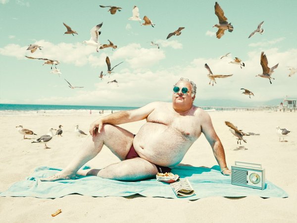 Мужчины на пляже смешные