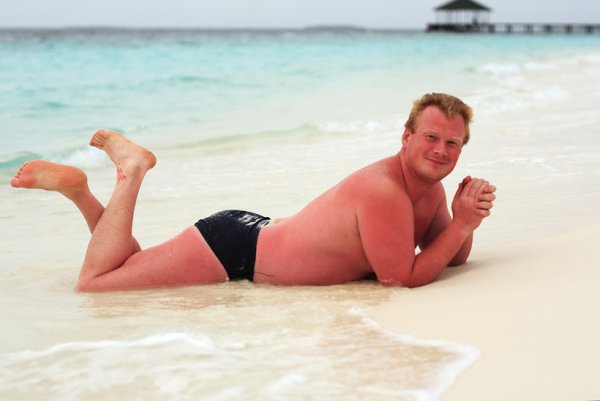 Полные мужчины на пляже