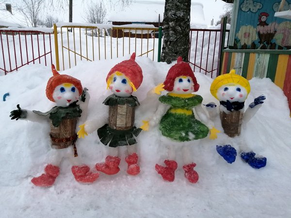 Зимние постройки на участке детского сада Эколята