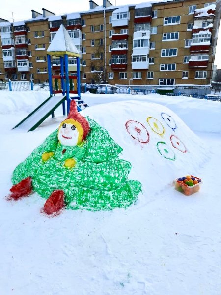 Зимние постройки на участке детского сада Эколята