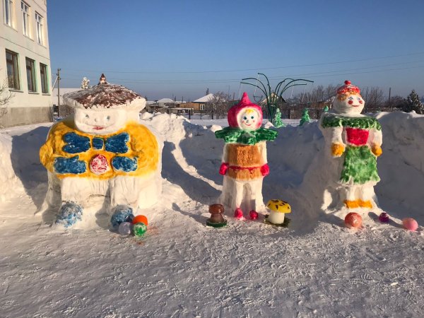 Снежные постройки Эколята в детском саду