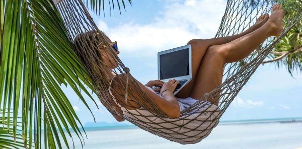 Девушка в гамаке с ноутбуком