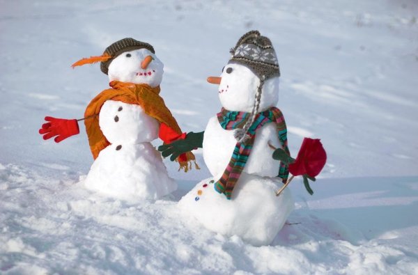 Лепить снеговика