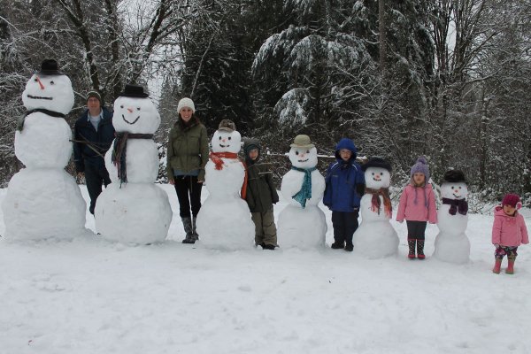 Лепить снеговика