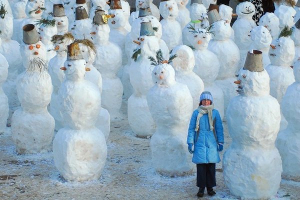 Снежная баба из снега